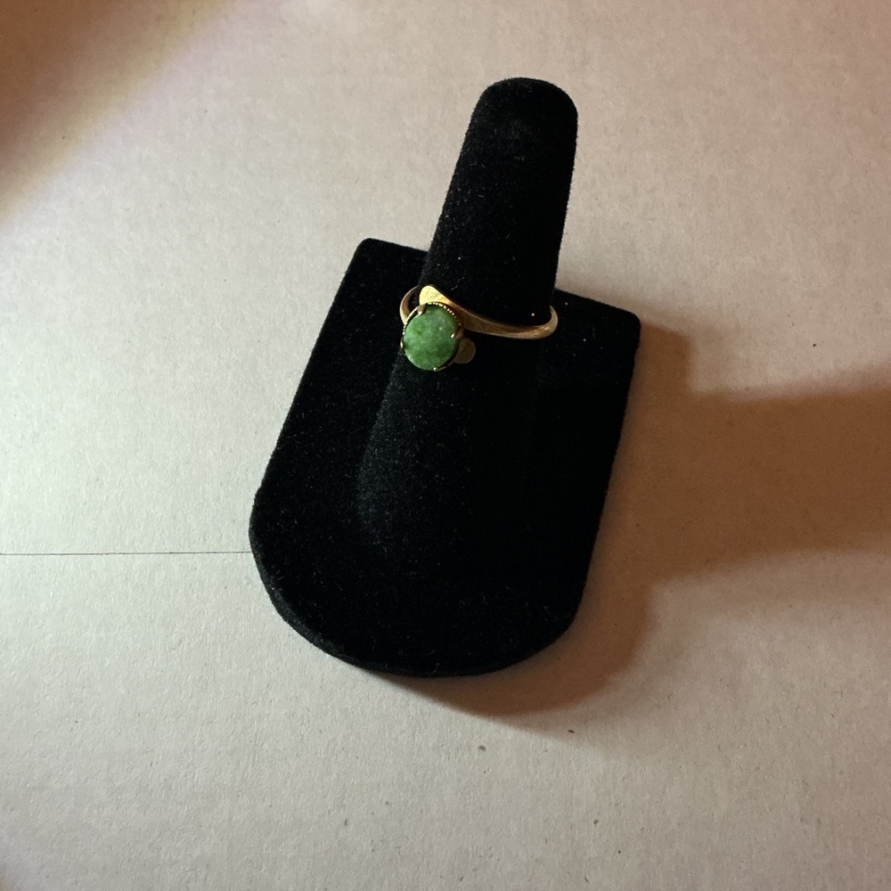 Elegant Gold and Green Ring